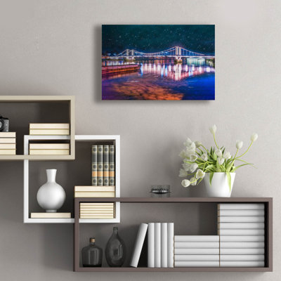 «Illuminated Chelsea Bridge At Night Iii» par Mark A Paulda, art mural en verre acrylique, 24 po x 16 po