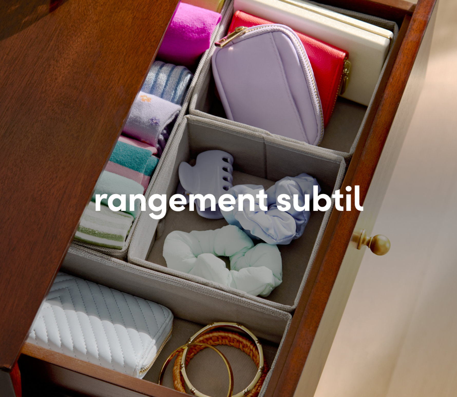 Rangement de tiroir organisé avec des fournitures colorées et des séparateurs de compartiments.