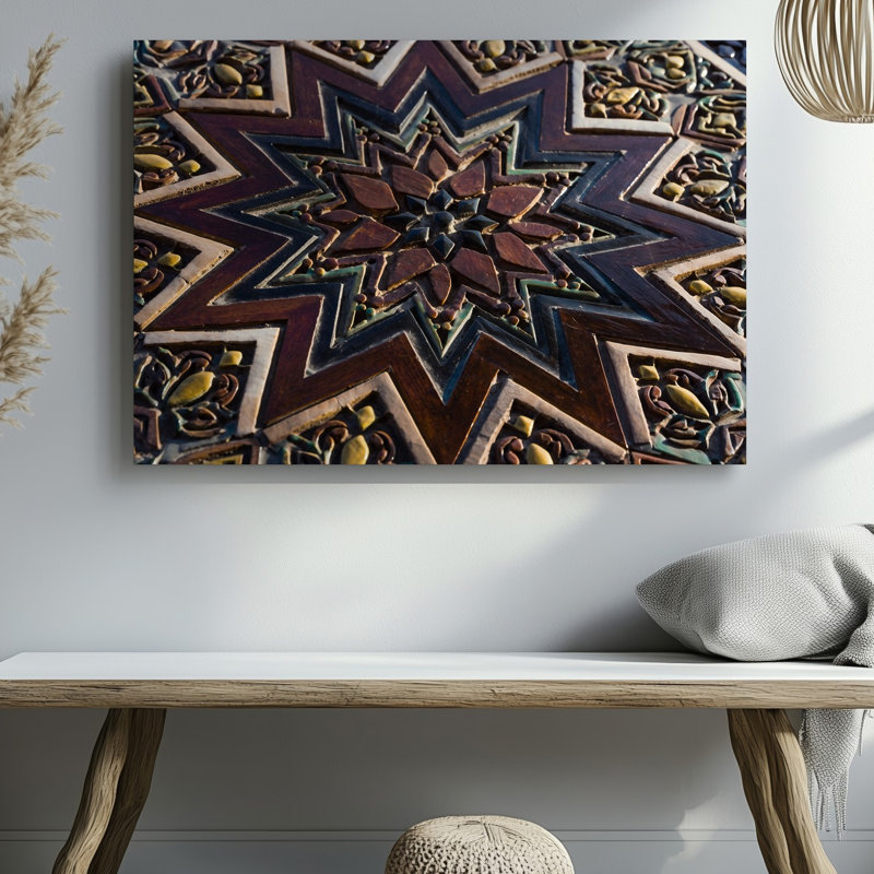 Toile, motif de tuiles marocaines richement texturées, avec des motifs géométriques complexes en brun foncé, des noirs et des reflets dorés, art sur toile