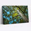 Art mural sur toile tronc d'arbre et feuilles vertes contre ciel bleu-290223983
