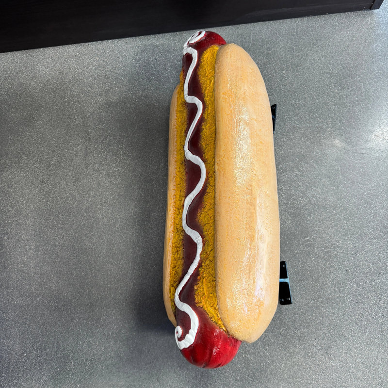 Petite statue de hot-dog suspendu