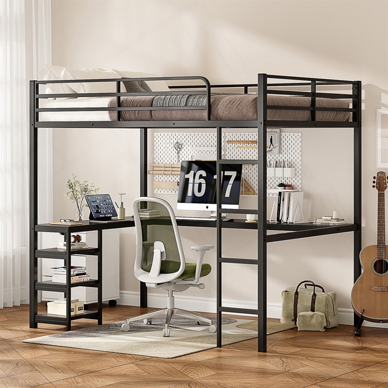 Lit mezzanine double avec bureau intégré, tablettes ouvertes, structure en métal robuste, barrières de sécurité et échelle robuste pour optimiser l'espace.