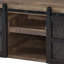 Table rustique en chêne rustique avec portes de grange coulissantes, combinant charme campagnard et solutions de rangement polyvalentes pour la vie moderne.