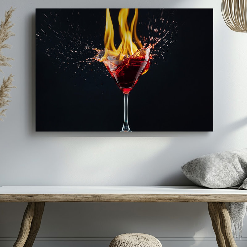 Toile un verre à martini frappant élégamment façonné avec une tige mince, H 30 po x l 30 po
