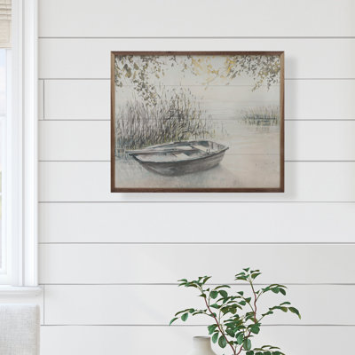 Bateau en bois sur un lac