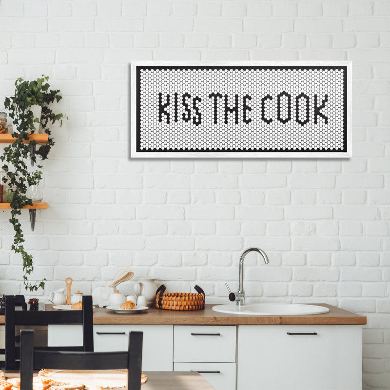 Giclée encadrée rétro Kiss The Cook, conception par Elizabeth Medley, H 13 po x l 30 po, Giclée encadrée blanc bord de mer