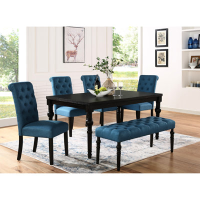 Salle à manger en bois foncé de style urbain. Table, 4 chaises et un banc. Structure en bois massif, coussins à boutons, conception à pieds noirs. Collection de style de pièce. Fabrication, rembourrage, meubles. Ensemble d'accessoires
