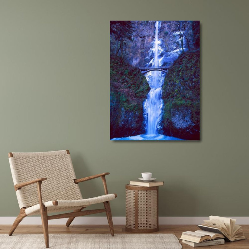 Art sur toile tendu Lark Manor ™ Leahy, Ike, Multnomah Falls Winter, H 36 po x l 28 po