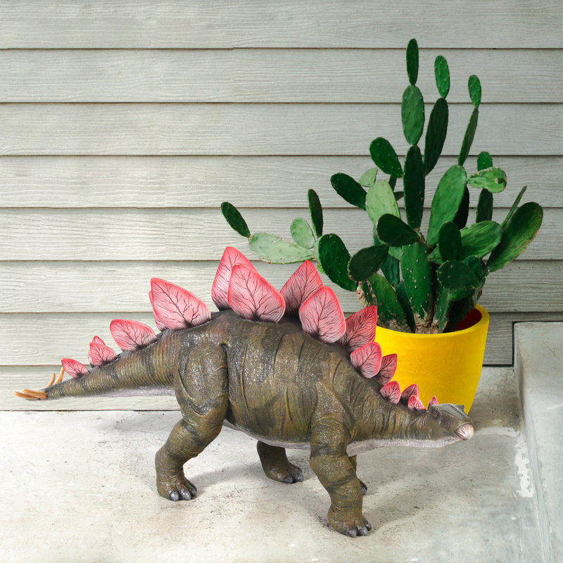 Statue de dinosaure stégosaure à l'échelle