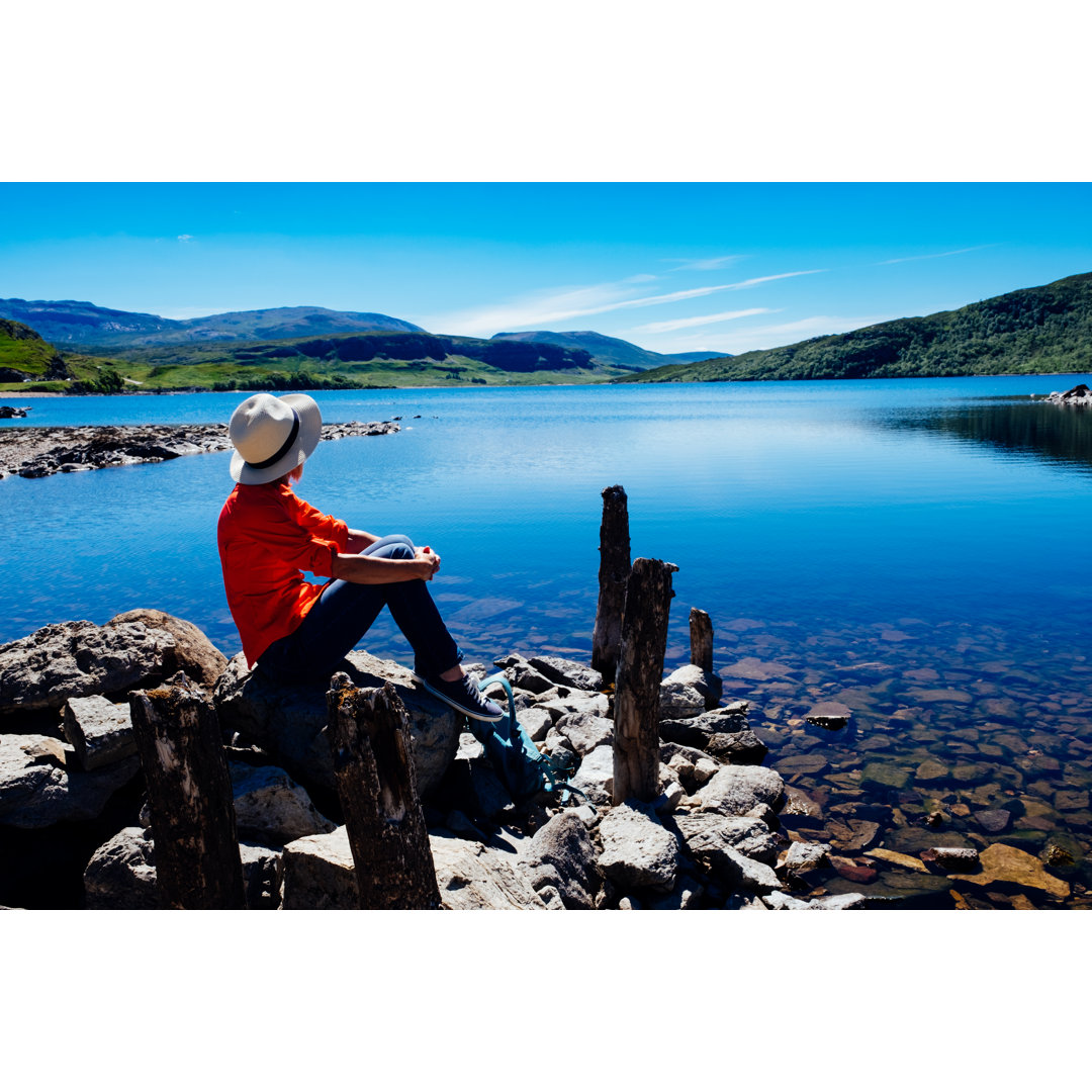 Frau am Loch Assynt