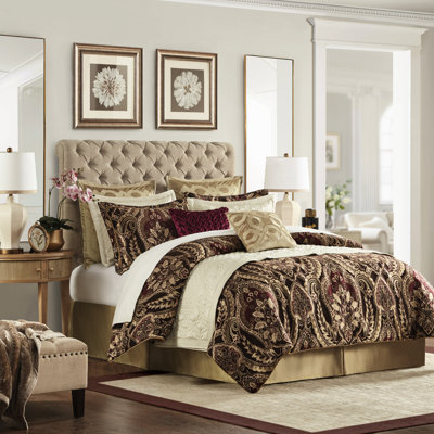 Édredon 4 pièces grand bourgogne. Comprend 1 édredon, 2 taies décoratives et une jupe de lit. 2022 Rusticité améliorée. Chenille Firefly avec étincelle. Taies décoratives à fermeture à glissière. Splendide caractéristique de la literie. Chic