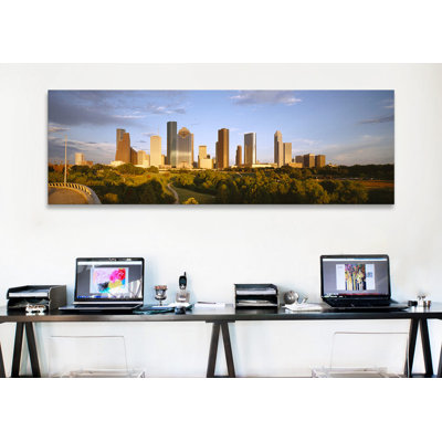 Gratte-ciel contre ciel nuageux, Houston, Texas, États-Unis par Panoramic Images - Giclée sur toile tendue