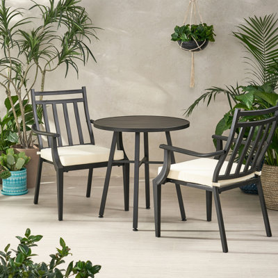 Bistro d'extérieur: fer noir, coussins d'eau, conception pratique en métal avec coussins pour la fête de jardin