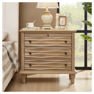 Table de chevet à 3 tiroirs Natural avec station de charge intégrée, table de chevet en bois massif et en panneau de fibres à densité moyenne avec prises USB-C / USB-A / AC, table de bout de rangement de ferme pour chambre à coucher