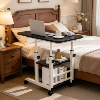 Table d'appoint roulante réglable en forme de C avec roulettes, bureau mobile pour ordinateur portable avec plateau inclinable, 3 tablettes de rangement, table de bout peu encombrante - noir 60 x 40 cm