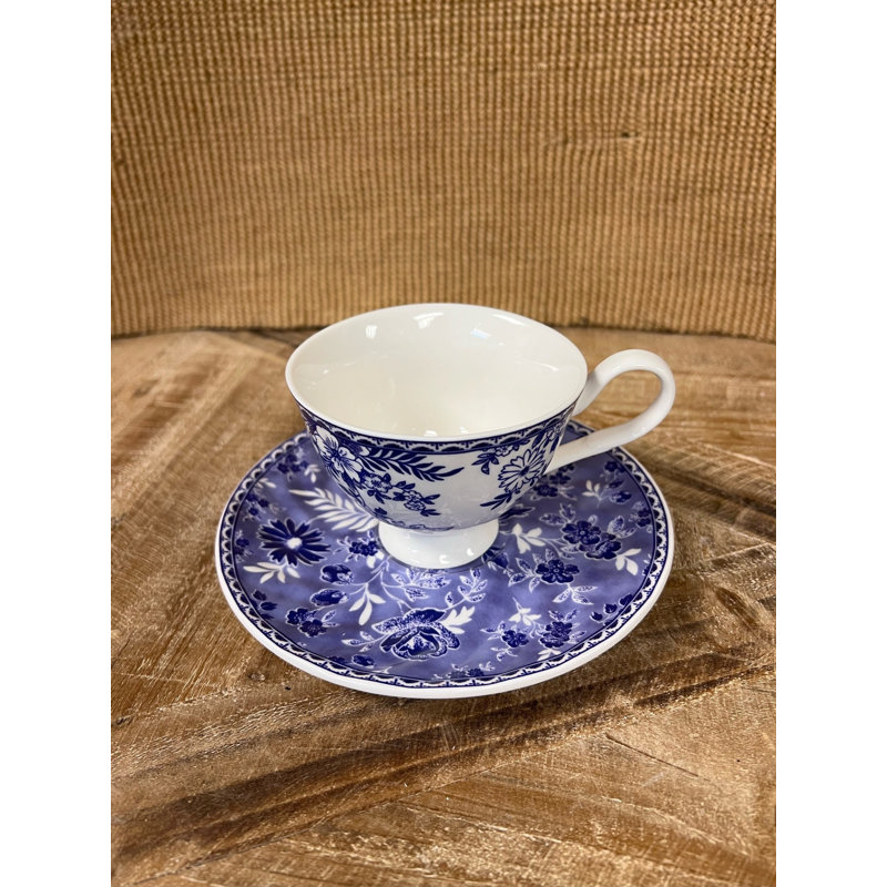Ensemble de tasse à thé et soucoupe à motif floral bleu