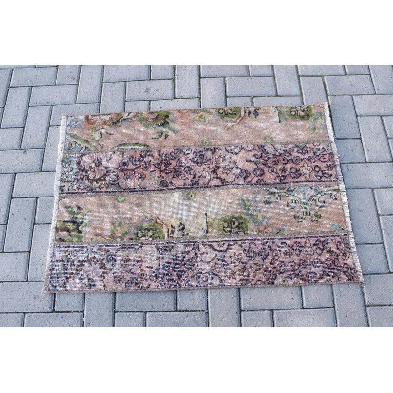 Décoration bohémienne de style antique avec tapis turc rétro dans un petit tapis rose et vert pour la décoration du sol
