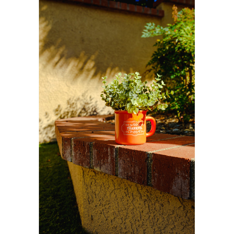 Eucalyptus artificiel dans un vase décoratif