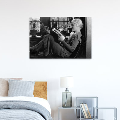 1930s, femme blonde assise à la fenêtre, lisant un magazine, vue de profil, plantes, fond, siège de fenêtre, rétro, rétro, art mural