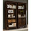 Bibliothèque en chêne bruni, armoire à deux portes, cinq tablettes avec trois réglables, gestion des câbles pour dissimuler les fils, aspect de bibliothèque en bois d'ingénierie, caractéristique, horizontal, tablettes pour câbles