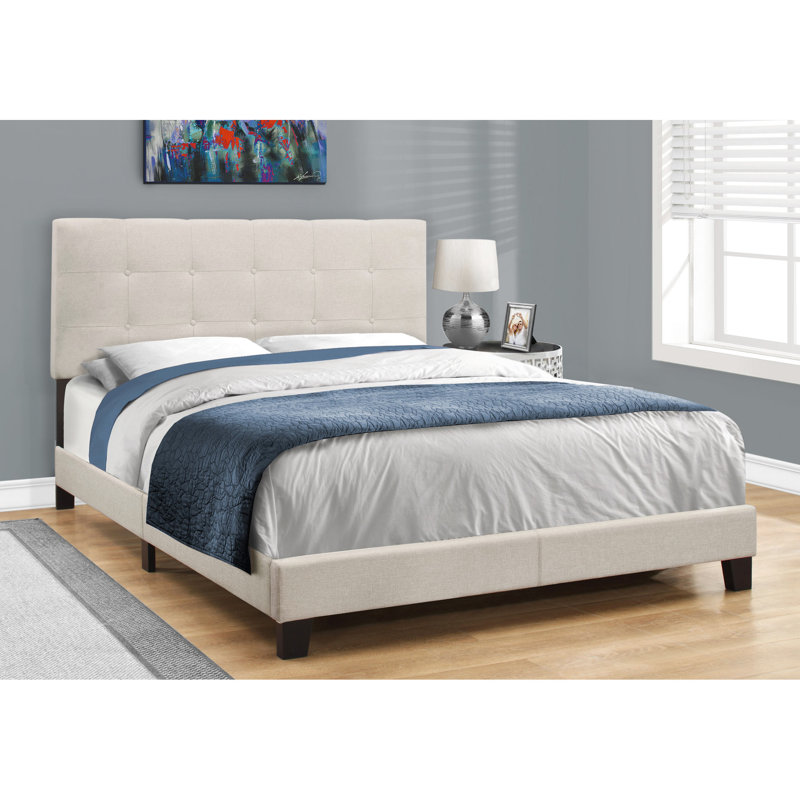 Grand lit confortable avec revêtement en lin beige et tête de lit tapissier en tissu d'aspect