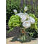 Arrangement d'hortensias verts dans un vase