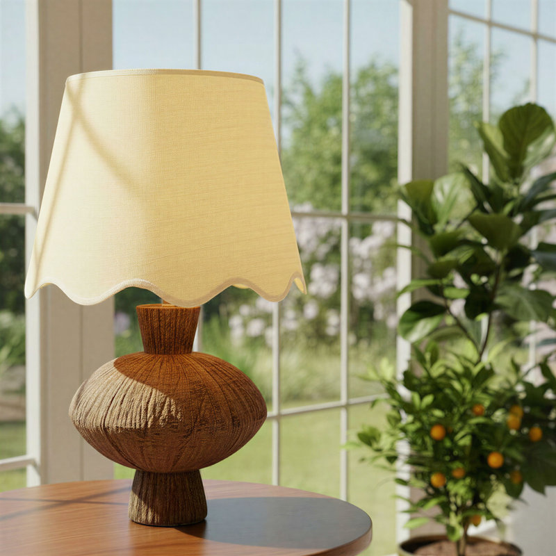 Lampe en résine avec abat-jour festonné
