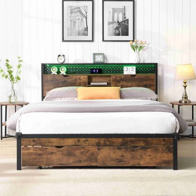 Base de lit plateforme en métal avec tête de lit en bois et pied de lit
