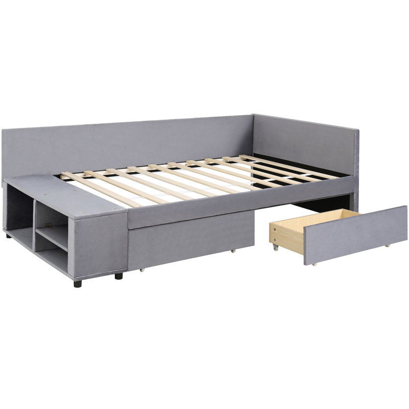 Lit simple tapissier en L en velours avec compartiments de rangement spacieux de taille grise. Revêtement de style. Tête de lit et tiroirs. Fabrication latérale intégrée