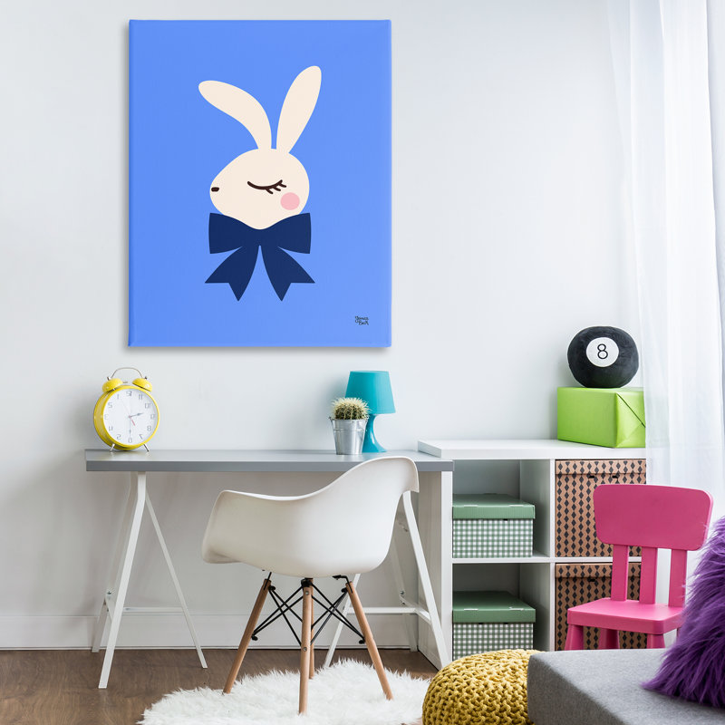 "Lapin avec ruban sur toile bleue" par Jessica Beck, H 48 po x l 36 po