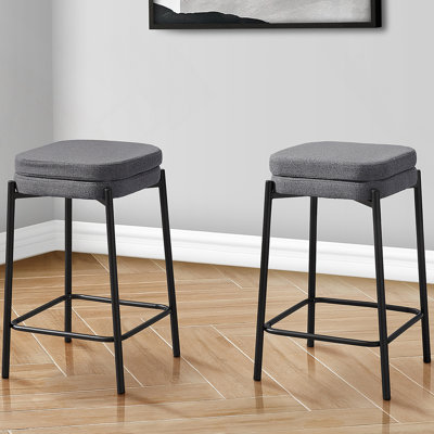 Ensemble de tabourets de bar modernes en tissu gris, structure en métal noir, sièges rembourrés confortables pour les cuisines et les bars contemporains