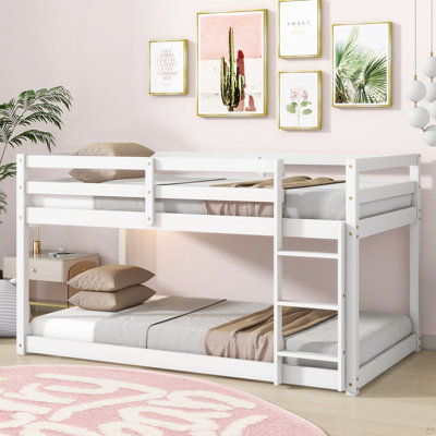 Lit superposé simple au-dessus d'un lit simple avec échelle en bois massif