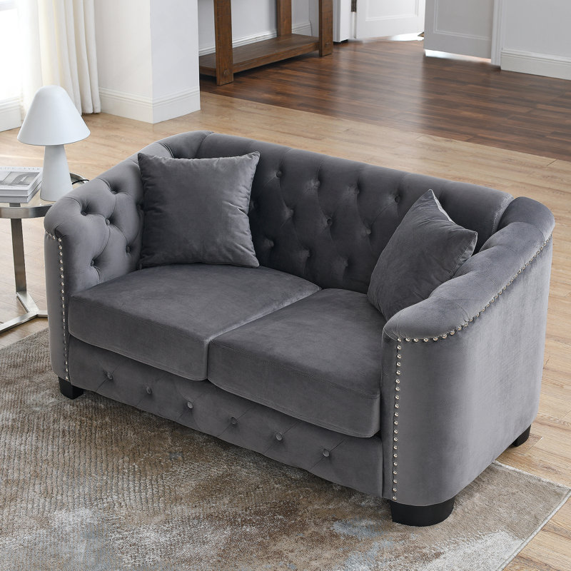 Canapé 2 places en velours Chesterfield Modern avec dossier capitonné, accoudoirs cloutés et coussins amovibles, Gris