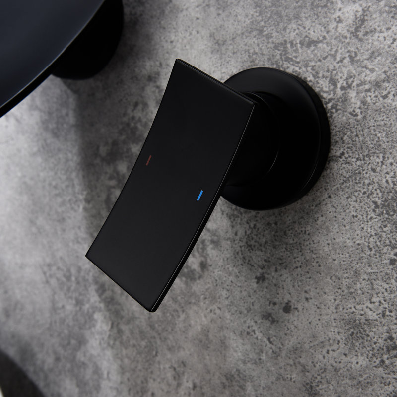 Robinet mural noir mat pour salle de bain, laiton avec bec cascade large et valve de contrôle précise pour une expérience confortable