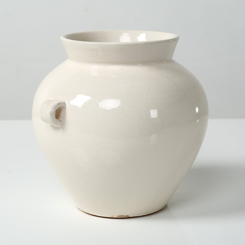 Env. Vase en céramique de 8 po de hauteur avec deux crochets décoratifs