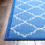 Tapis géométrique bleu à motif treillis Bethie-24753950