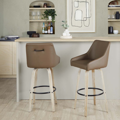 Ensemble de deux tabourets pivotants de 30 pouces à hauteur fixe avec structure en bois blanchi, siège en similicuir brun et repose-pieds rond en métal noir pour îlot de cuisine ou bar personnel.