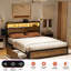 Lit double Livia avec 2 tiroirs sous le lit, lit plateforme moderne avec station de recharge et lampe à DEL, tête de lit avec rangement, 2 tiroirs de chevet et étagères ouvertes, brun rustique-697363589-705684569