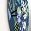Fleurs de printemps blanches et bleues sur bleu foncé - horloge murale traditionnelle-60281095
