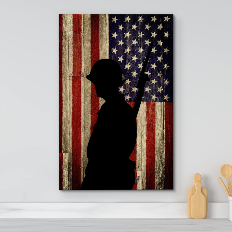 Silhouette de panneau en bois d'un soldat américain et d'un drapeau, H 24 po x l 16 po x P 1,5 po