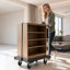 Chariot de manutention pliable, capacité de 150 kg, dimensions : 68 x 50 x 11 cm, plateau pliable avec roues pivotantes, poignée de poussée réglable, conçu pour un rangement facile.