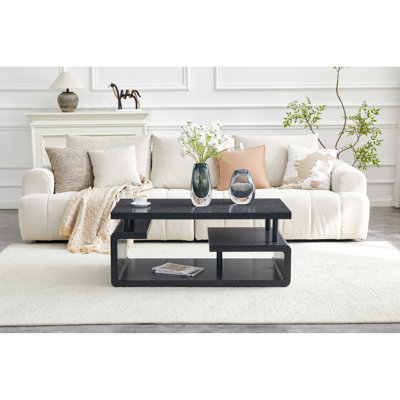 Table basse moderne à trois niveaux avec finition bois noir veiné, idéale pour le salon et le bureau, structure renforcée et stable, rangement pratique au quotidien, design compact, montage facile, finition veinée.