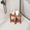 Tabouret de douche de coin en teck 16,8 po avec armoire de rangement, banc de douche compact et repose-pieds pour le rasage, petit siège de salle de bain