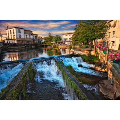 Paysage à l'aube de la ville entourée de canaux d'eau - photographie sur toile tendue