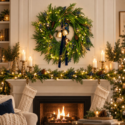 Couronne de Noël artificielle en pin 24 po avec cloche dorée, ruban de velours bleu marine, baies et pommes de pin bleues et blanches, couronne de Noël