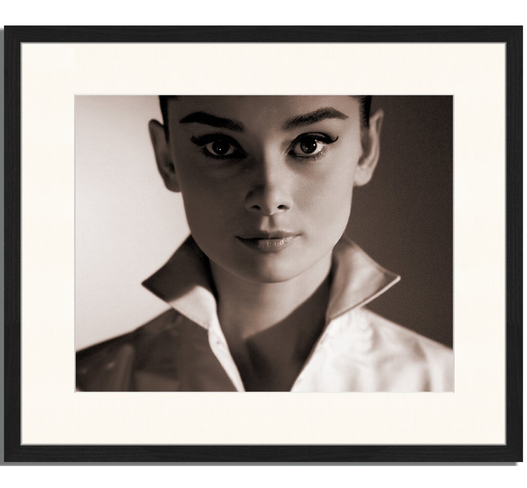 Gerahmtes Poster Klassische Aufnahme von Audrey Hepburn