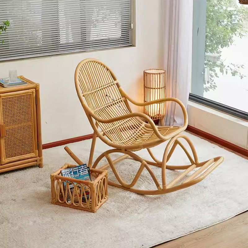 Chaise berçante en rotin naturel