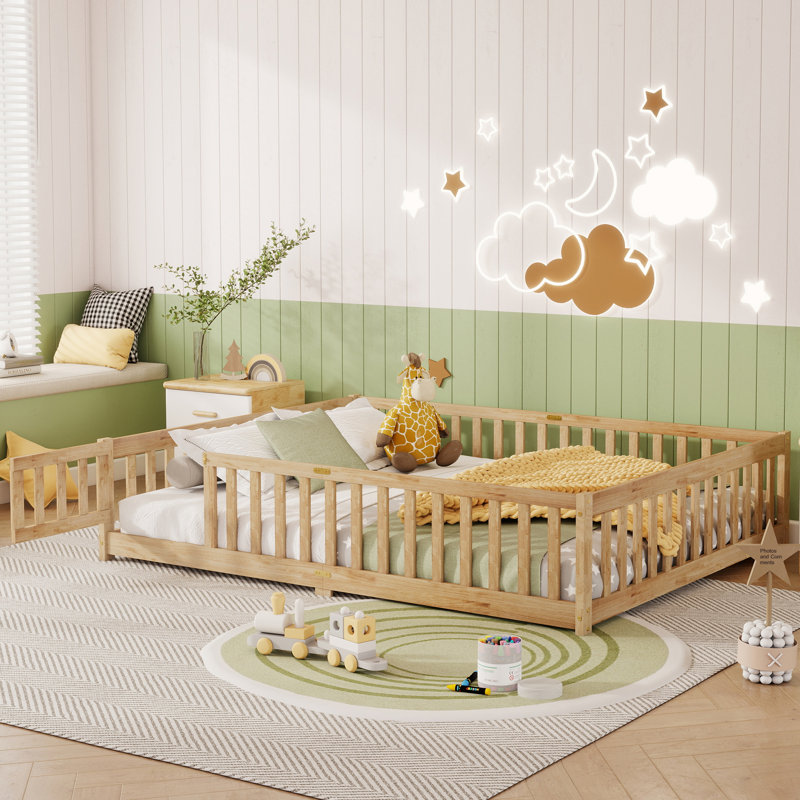 Lit grand format avec clôture, porte, lit en bois d'hévéa avec garde-corps de sécurité, naturel
