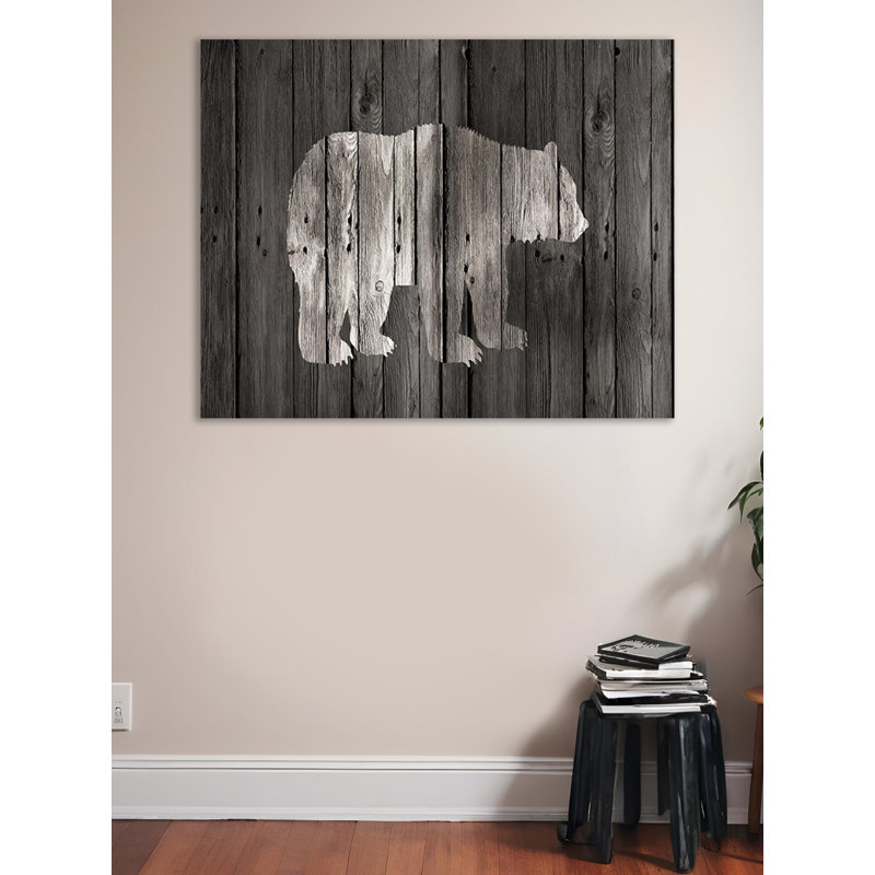 «Lodge Bear on Black Wood» par Claudia Schoen - impression sur toile, H 30 po x l 40 po