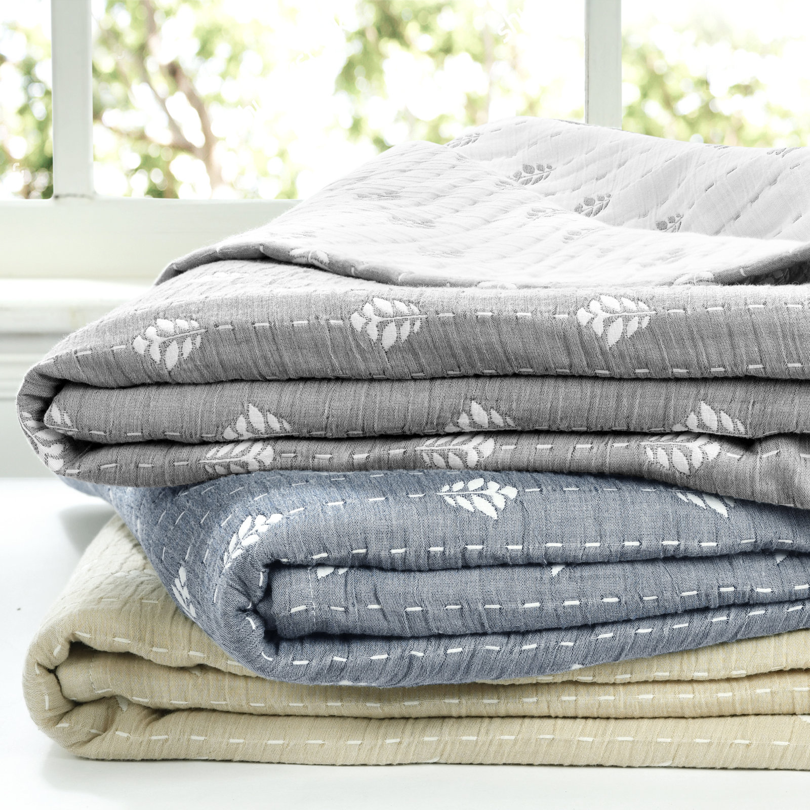 Yetta Cotton Plain Weave / Muslin Throw Blanket, Navy/Off White
